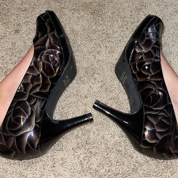 Black Print Heels - Picture 2 of 3